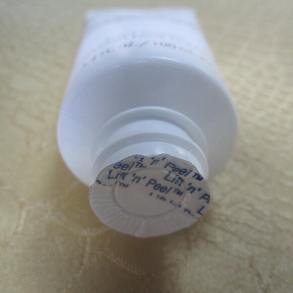 OSCAR DE LA RENTA Bella Essence Body Lotion Factory Sealed 3.4 oz/100ml NEW - Picture 9 of 10